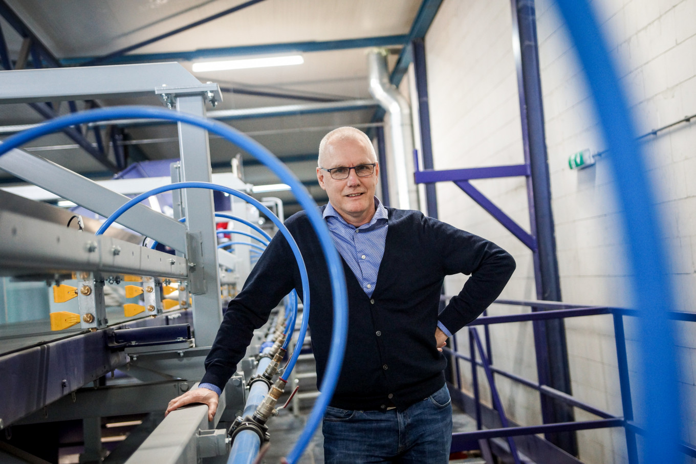 Operationeel Directeur van Leger des Heils ReShare Simon Smedinga staat naast de Fiber Sort Machine