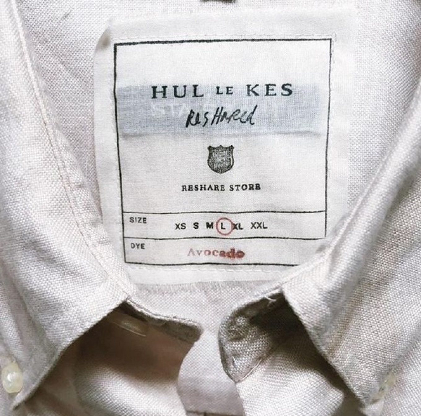 In de labels van de Hul le Kes ReShare items staat aangegeven met welke natuurlijke stoffen ze zijn geverfd. 