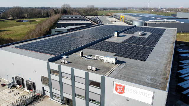 Een luchtfoto van het dak van het ReShare sorteercentrum in Deventer, volgelegd met zonnepanelen